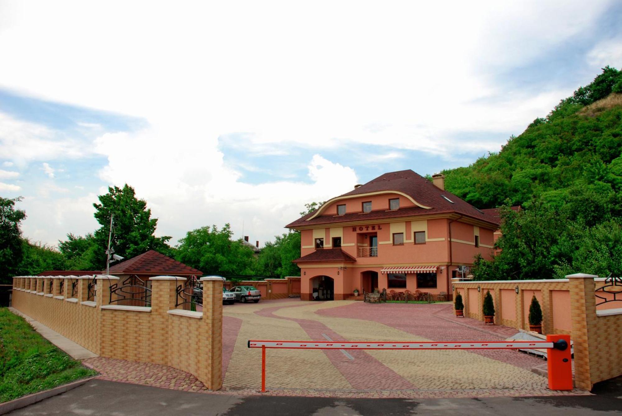 Magnat Hotel Muncaci Exterior foto